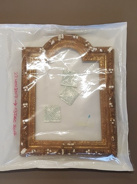 Cadre doré scellé dans une poche d'anoxie avec absorbeurs d'oxygène