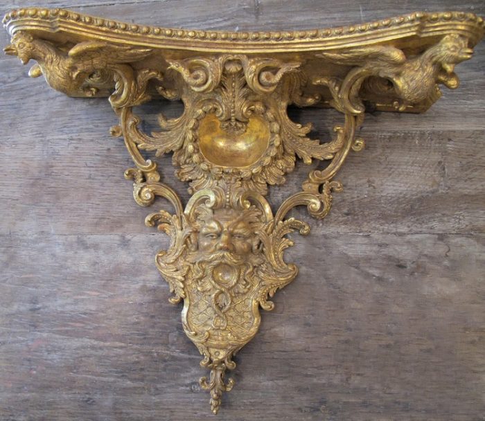 Console d'applique dorée à mascaron
