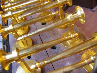 Détail de torchères dorées à la feuille
