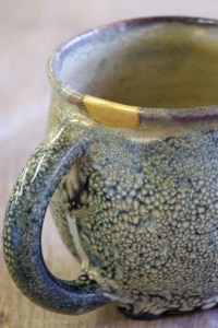 Tasse en grès, agrafe d'or au kintsugi