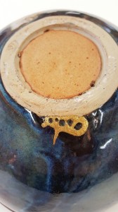 Détail d'une réparation kintsugi à la laque urushi